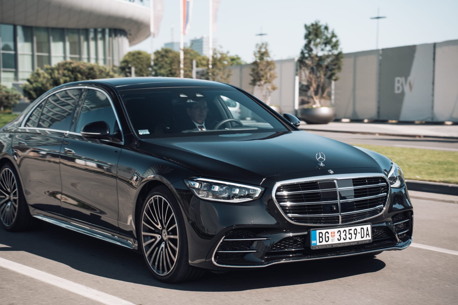 Crna luksuzna Mercedes limuzina u Beogradu